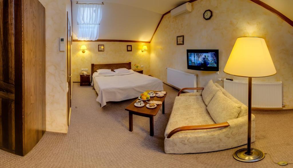 Pid Templem Hotel Ivano-Frankivsk Quarto foto